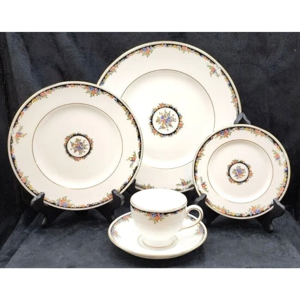 Wedgwood Osborne 5 Piece Place Setting MINT Condition Bone China England